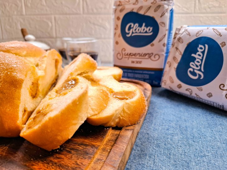 Pão recheado com doce de leite finalizado e cortado.