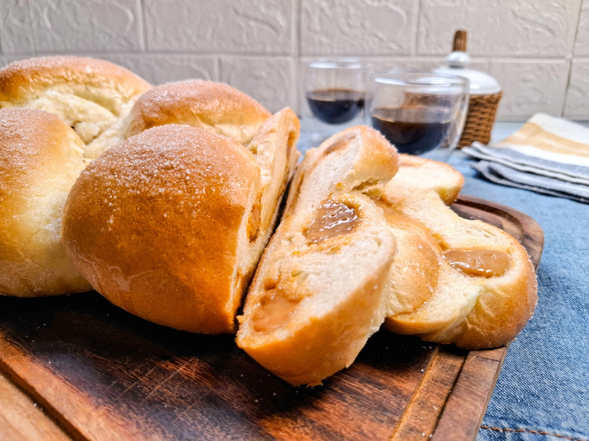 Pão recheado com doce de leite