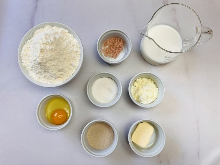 Uma bancada com os ingredientes da massa separados.