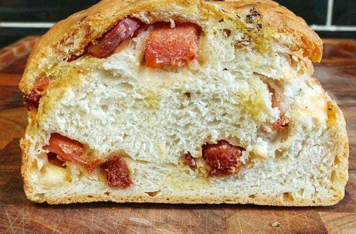 Pão recheado com linguiças e parmesão