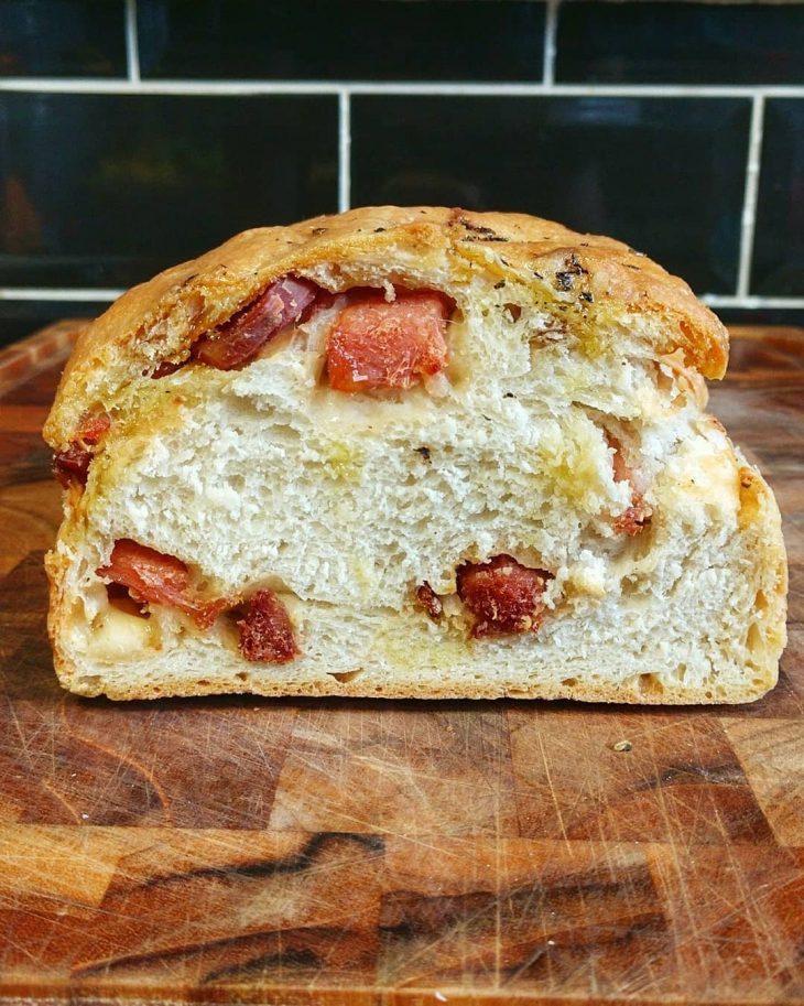 Pão recheado com linguiças e parmesão