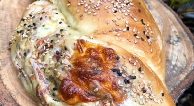 Pão recheado com presunto e mussarela