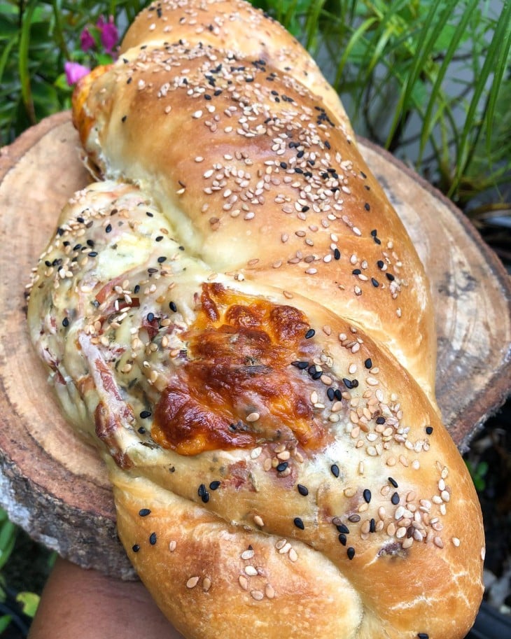 Pão recheado com presunto e mussarela