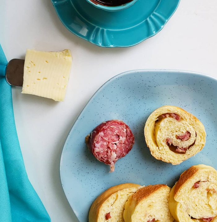 Pão recheado com salame