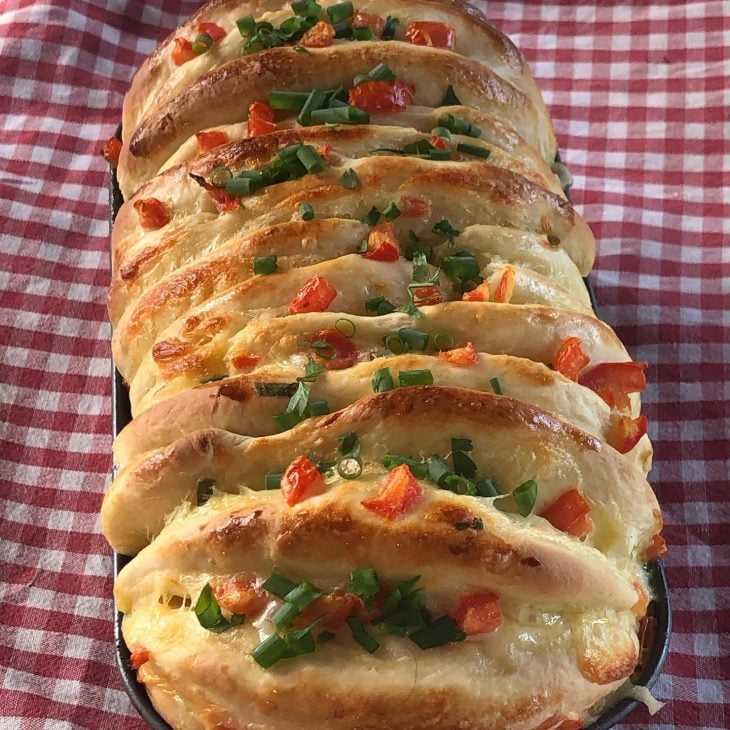 Pão salgado em camadas com tomate e queijo