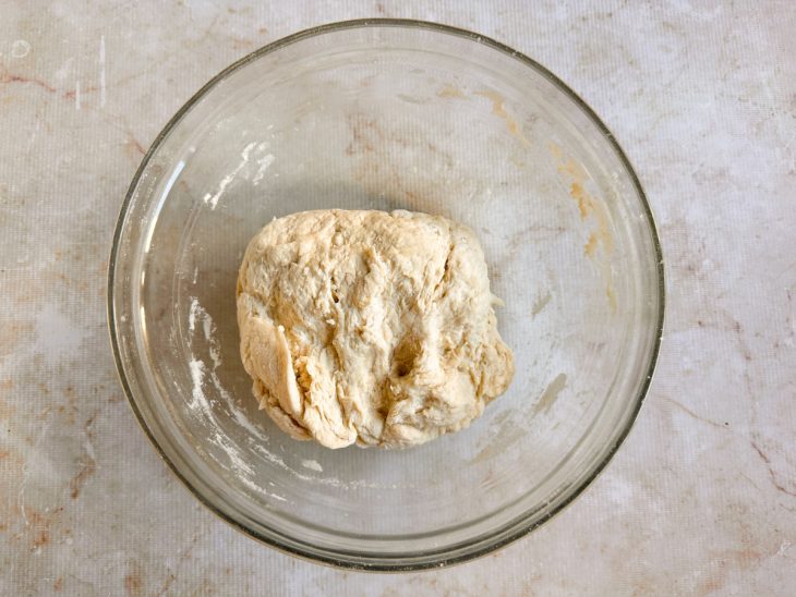 Massa tomando forma na tigela.