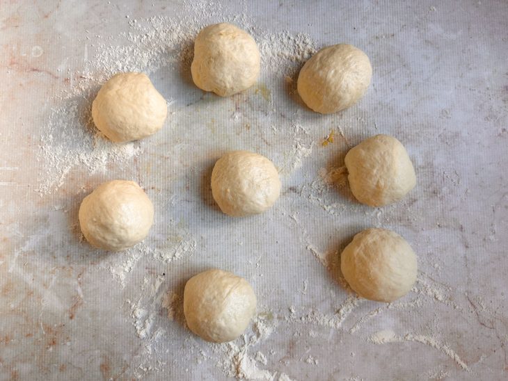 Pedaços de massa boleados.