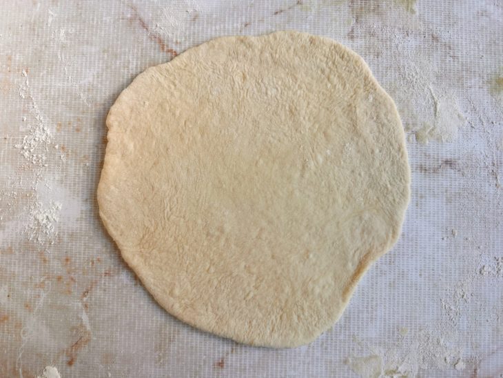 Uma das porções da masssa aberta em disco.