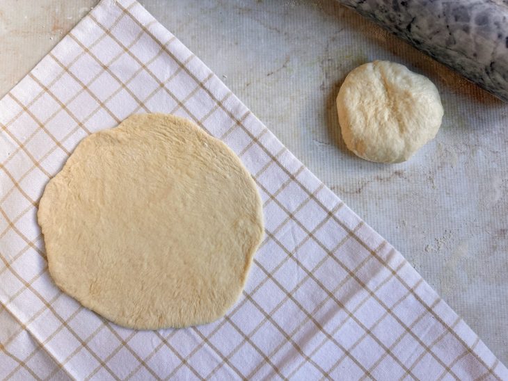 Disco de massa em pano de prato.