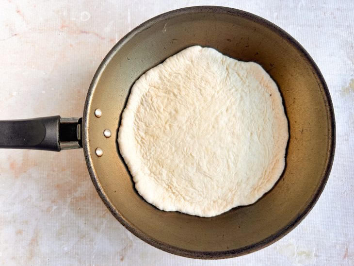 Disco de massa na frigideira.