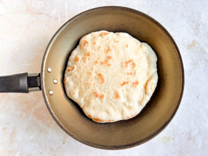 Disco de massa inflado e dourado.