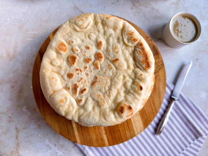 Massa pronta, em tábua de servir.