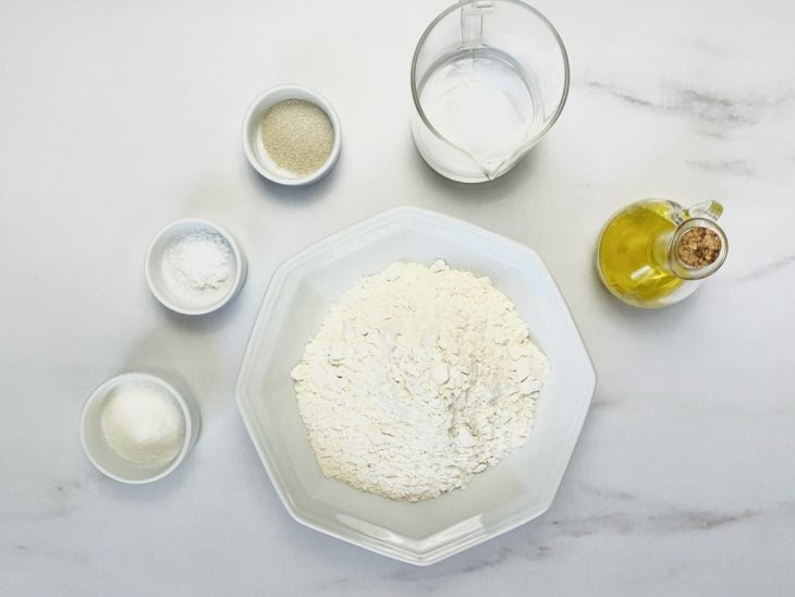 ingredientes reunidos para fazer pão sírio caseiro