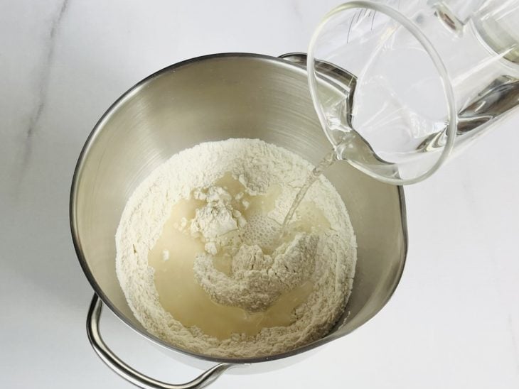 ingredientes secos do pão sírio misturados na tigela da batedeira