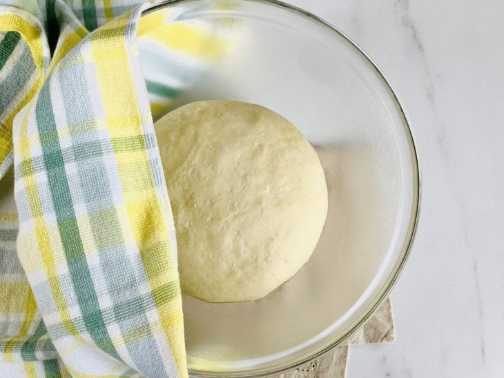 massa de pão sírio em processo de crescimento