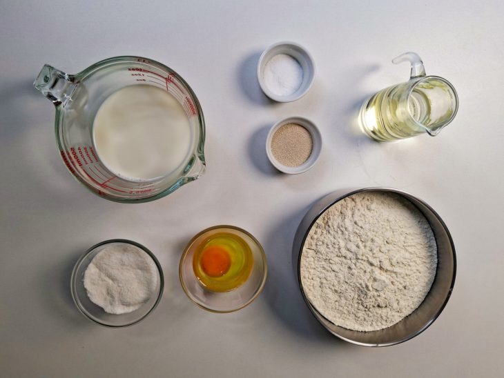 Ingredientes reunidos na bancada.