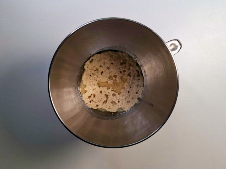 Ingredientes misturados na tigela.