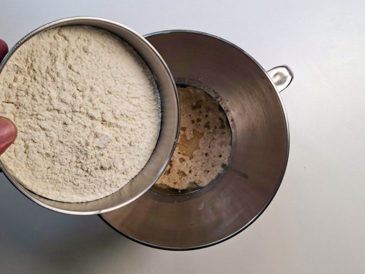 Farinha de trigo sendo adicionada na mistura.