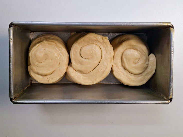 Pedaços da massa transferidos para a forma.