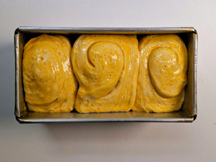 Massa pincelada com a gema batida.