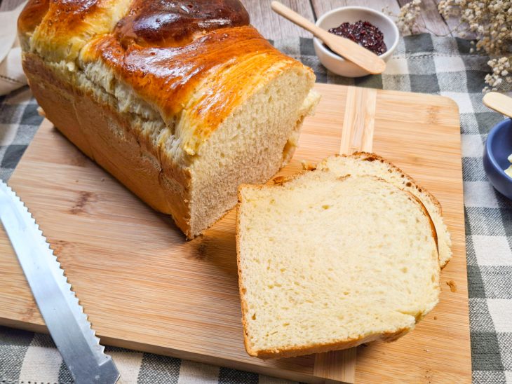 Pão sovado pronto, fatias cortadas.