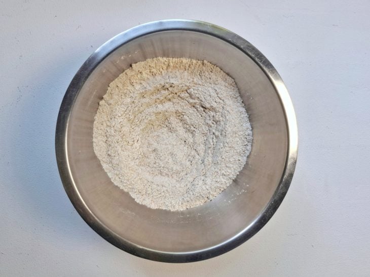 Uma tigela com a mistura dos ingredientes secos.