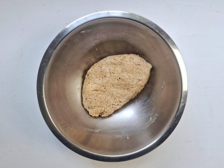 Uma tigela com toda a mistura da massa.