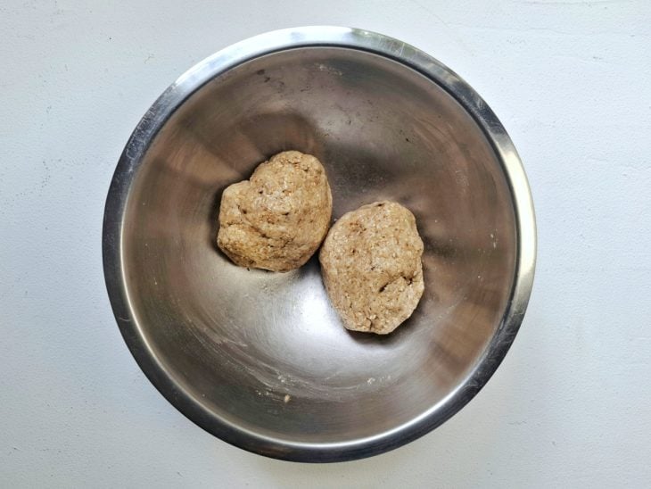 Uma tigela com a massa dividida em duas porções.