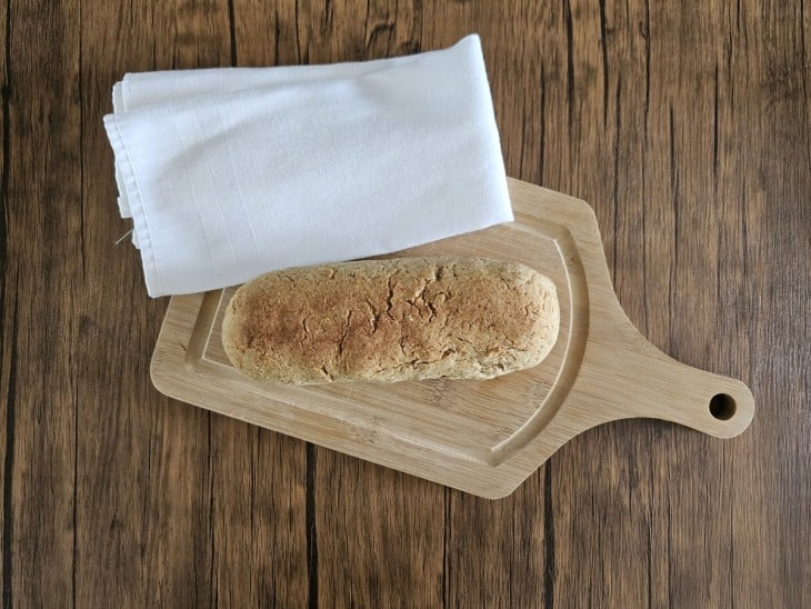 Uma tábua contendo pão vegano com aveia.