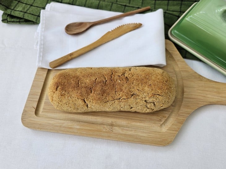 Uma tábua contendo pão vegano com aveia.
