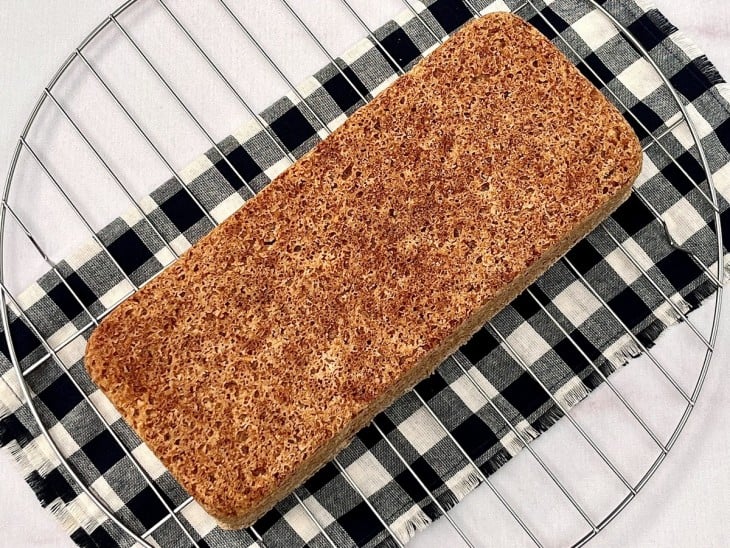 Pão vegano sem glúten assada em cima de uma grade.