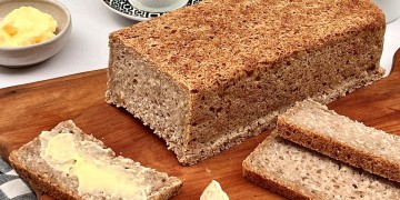 Pão vegano sem glúten com algumas fatias cortadas.