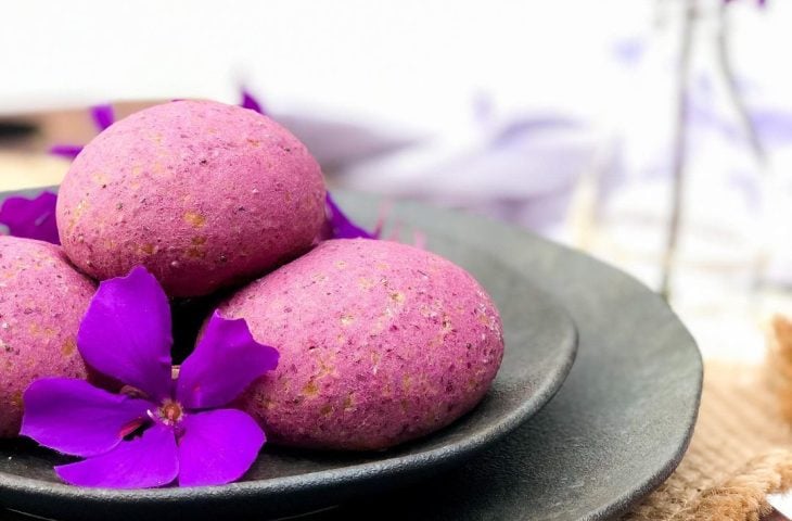 Pãozinho de batata-doce roxa com tapioca