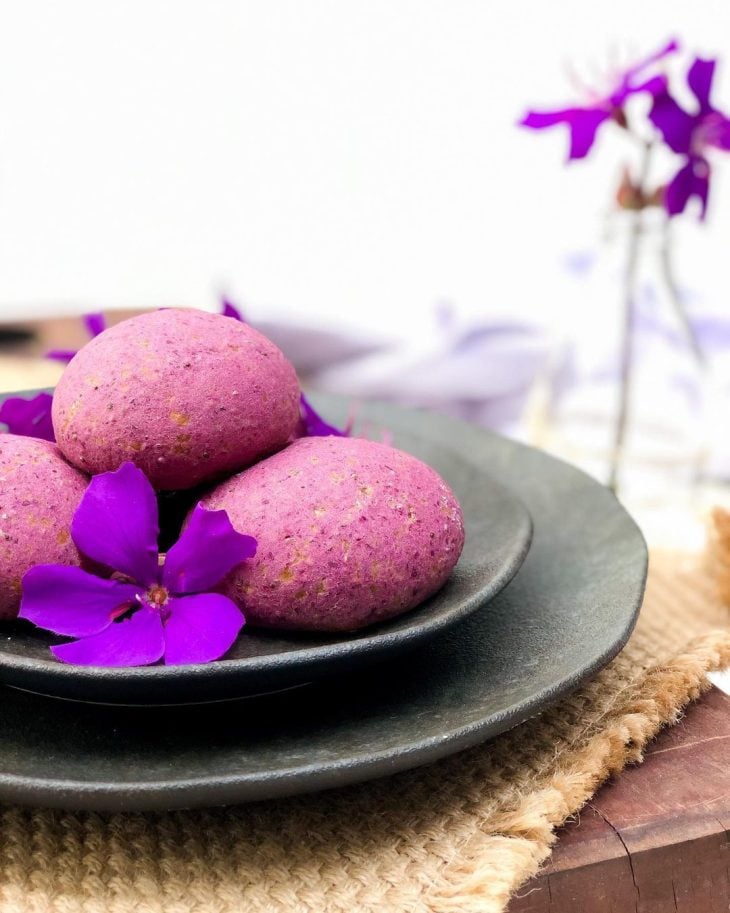 Pãozinho de batata-doce roxa com tapioca