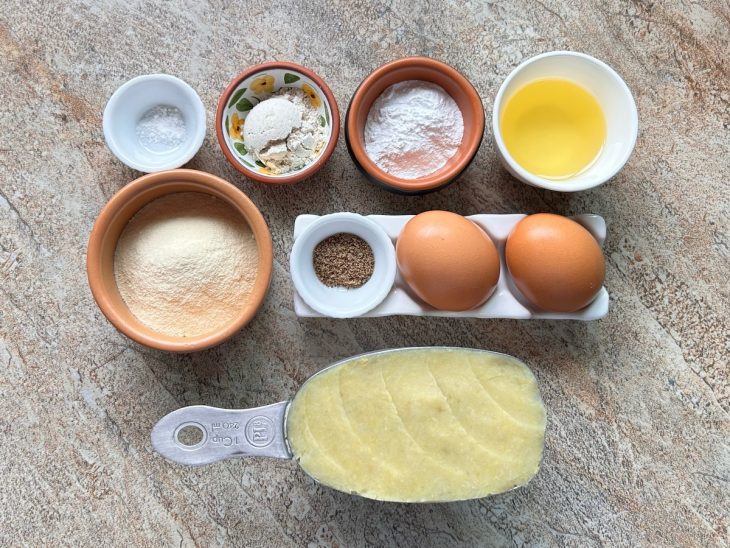 Ingredientes reunidos sobre a bancada.