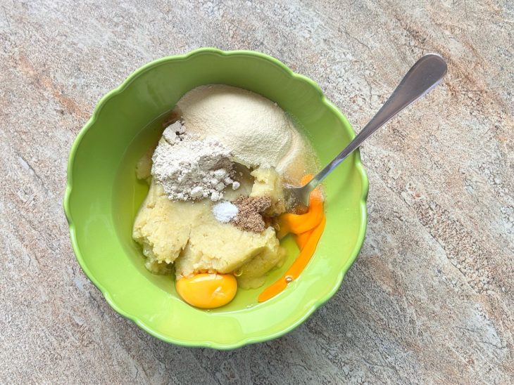 Ingredientes misturados na tigela.