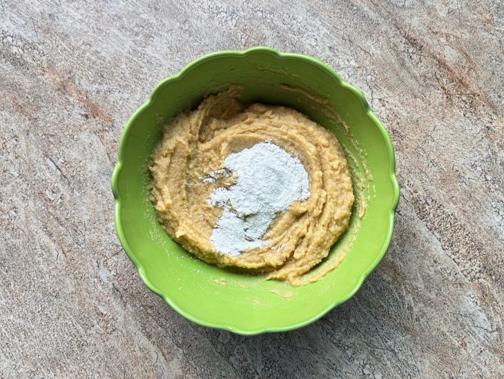 Fermento adicionado à mistura.