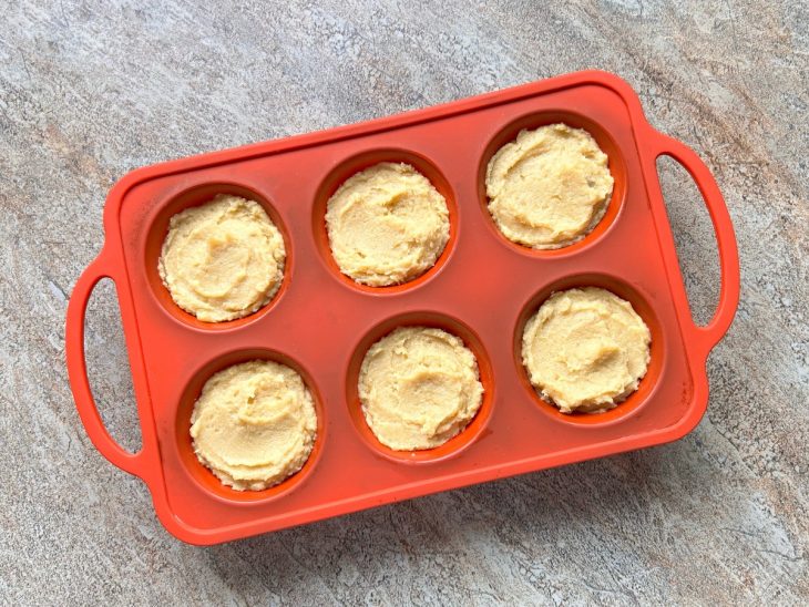 Massa de pão em formas de muffin.