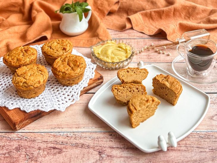 Pãozinho de batata-doce sem farinha servidos.