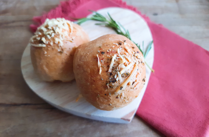 Pãozinho de cebola recheado com queijo