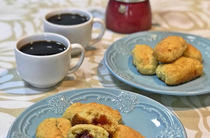 Pãozinho de nata com goiabada