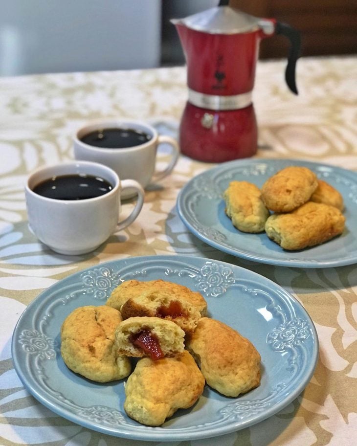 Pãozinho de nata com goiabada