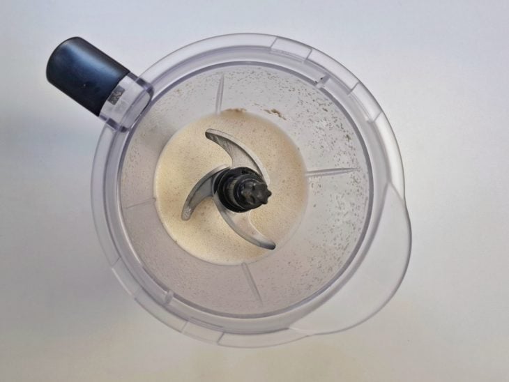 Liquidificador com o leite condensado, a água, os ovos, a manteiga e o fermento.