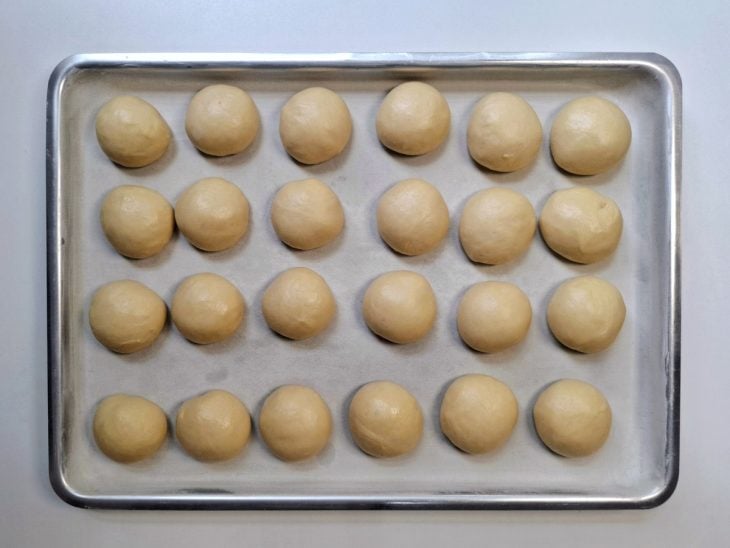 Forma com pãezinhos.