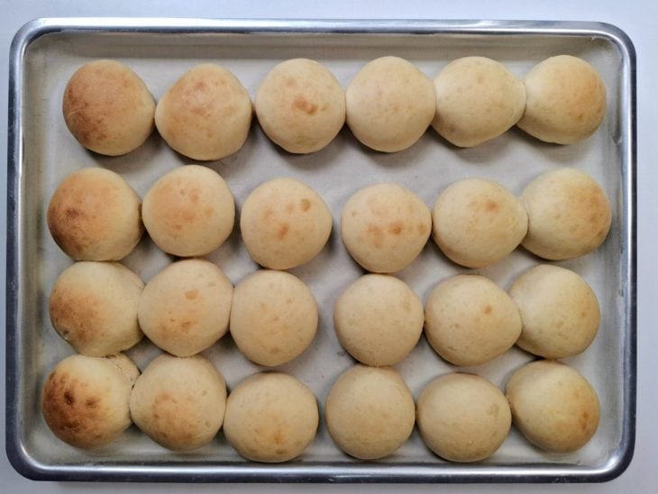 Forma com pãezinhos.