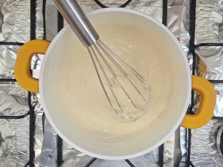 Panela com o recheio dos pãezinhos.