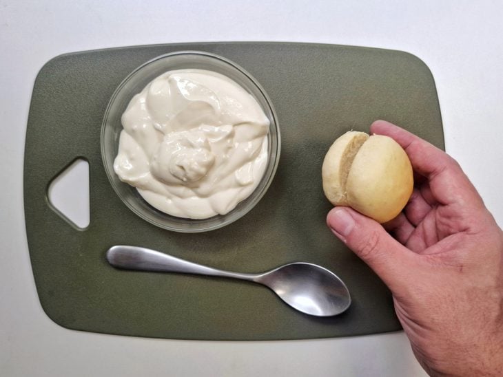 Pãezinhos sendo recheados.