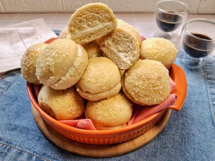 Recipiente com pãozinho delícia.