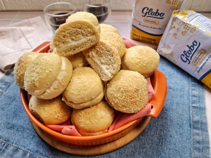 Recipiente com pãozinho delícia.