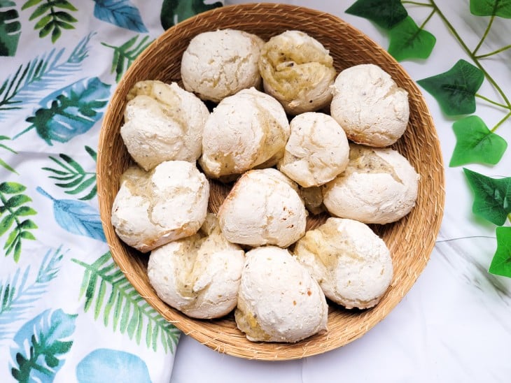 Tigela com pãozinho fit de batata-doce assado.